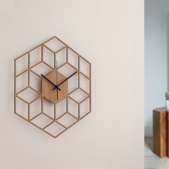 Geometrinen puinen seinäkello kuutiokuviolla