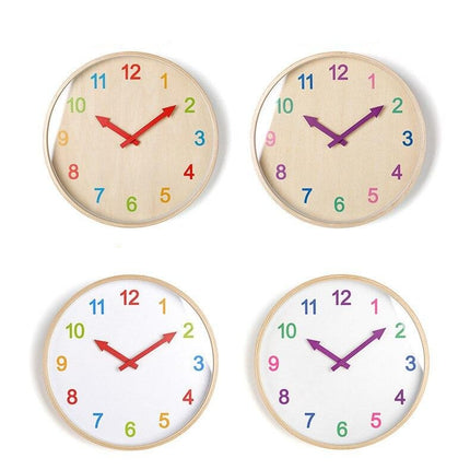 Puinen seinäkello värikkäillä numeroilla
