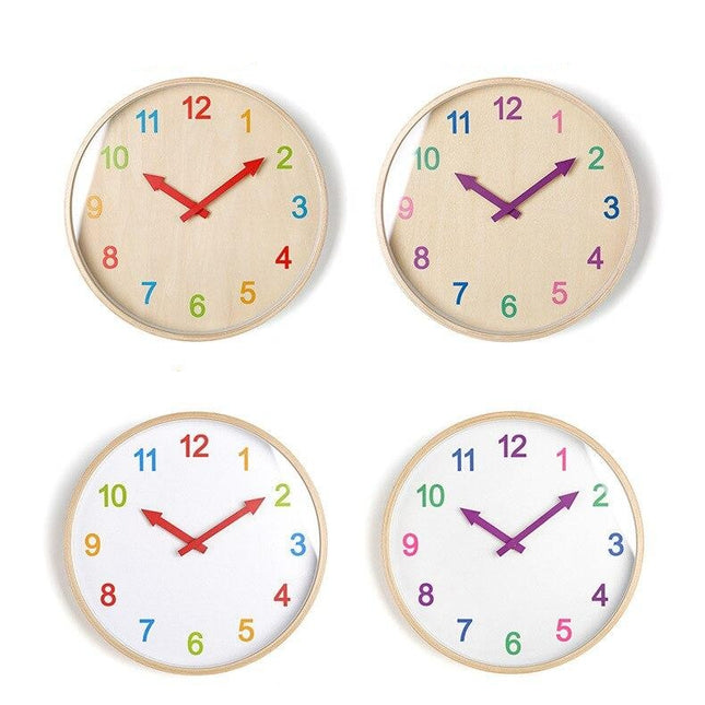 Puinen seinäkello värikkäillä numeroilla