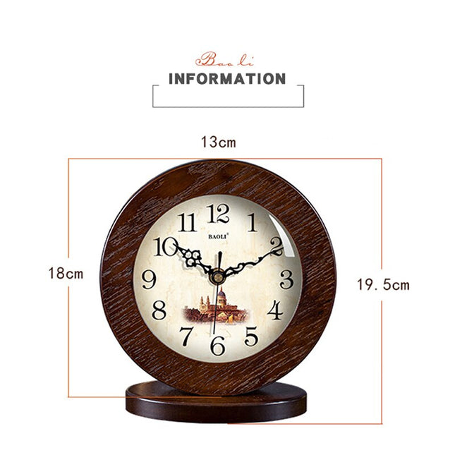 Pyöreä puinen pöytäkello vintage-autolla