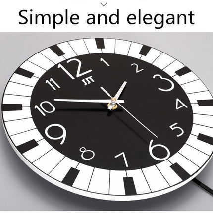 Seinäkello pianoteemalla ja nuoteilla