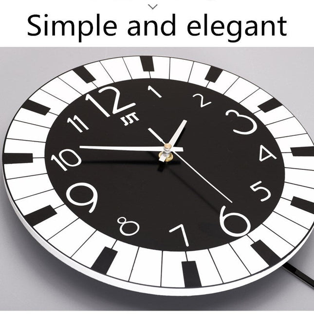 Seinäkello pianoteemalla ja nuoteilla