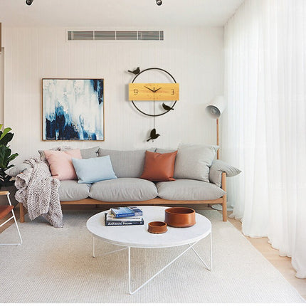 Moderni seinäkello puuta ja lintuja