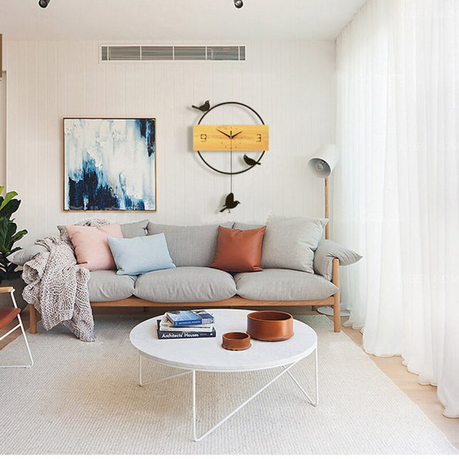 Moderni seinäkello puuta ja lintuja