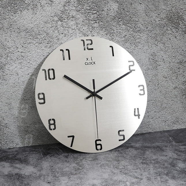 Moderni seinäkello harjattua alumiinia