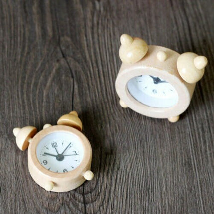 Pieni puinen herätyskello yöpöydälle