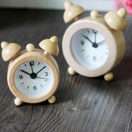 Pieni puinen herätyskello yöpöydälle