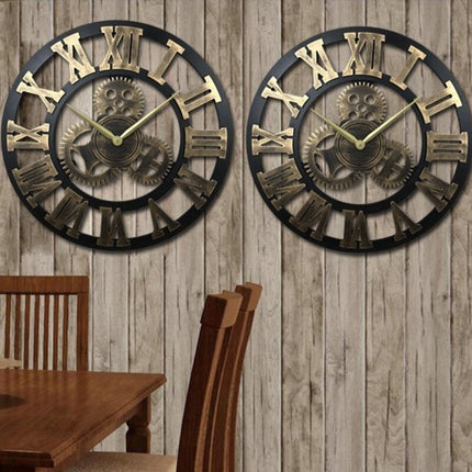 Iso teollinen seinäkello kultaisilla rattailla