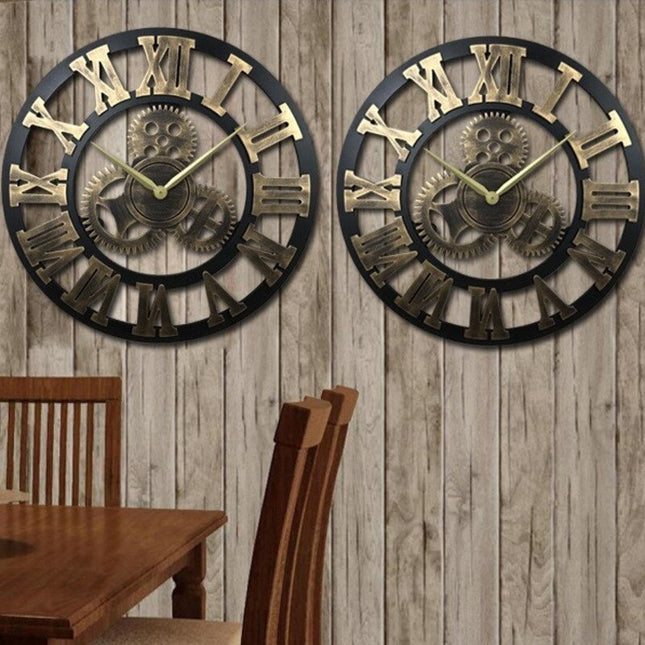 Iso teollinen seinäkello kultaisilla rattailla