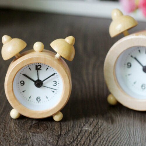 Pieni puinen herätyskello yöpöydälle