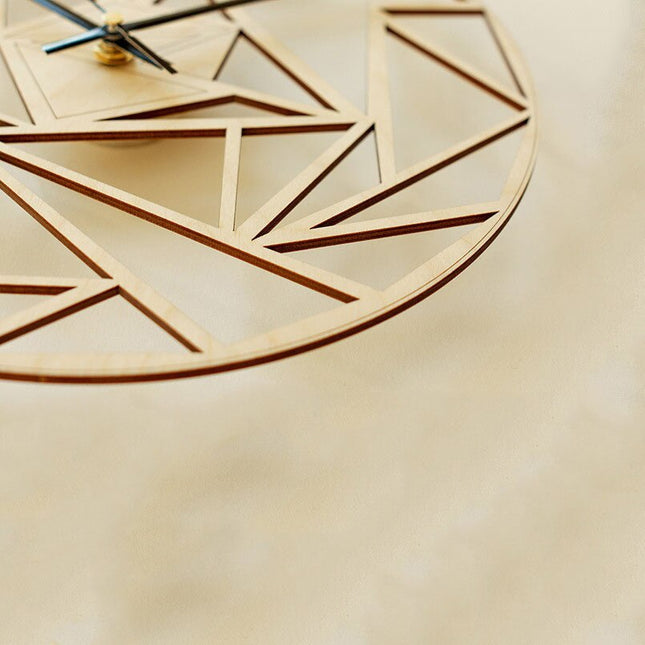 Puinen seinäkello geometrisellä kuviolla