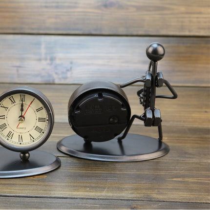 Metallinen hahmo pöytäkello hanuristi