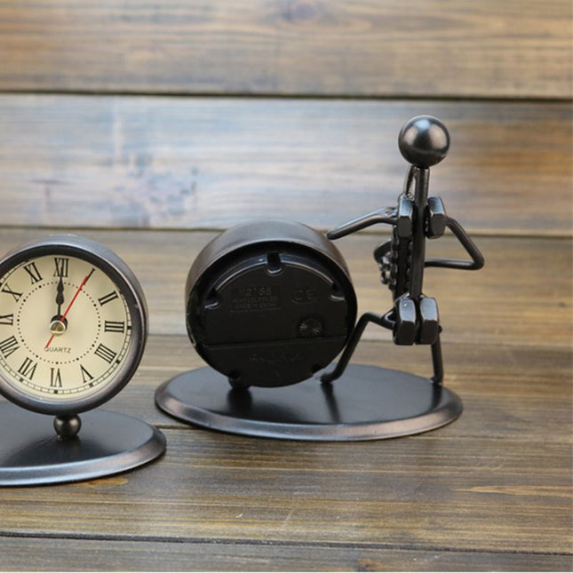 Metallinen hahmo pöytäkello hanuristi