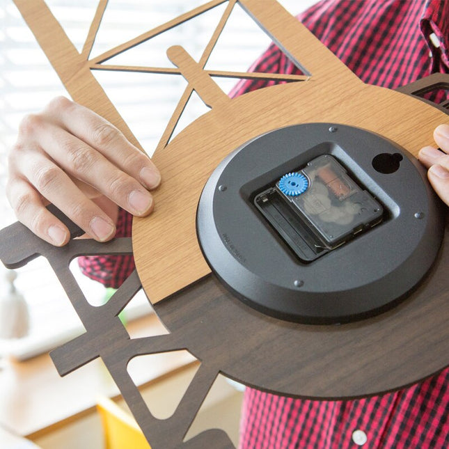 Lentokoneen muotoinen puinen seinäkello