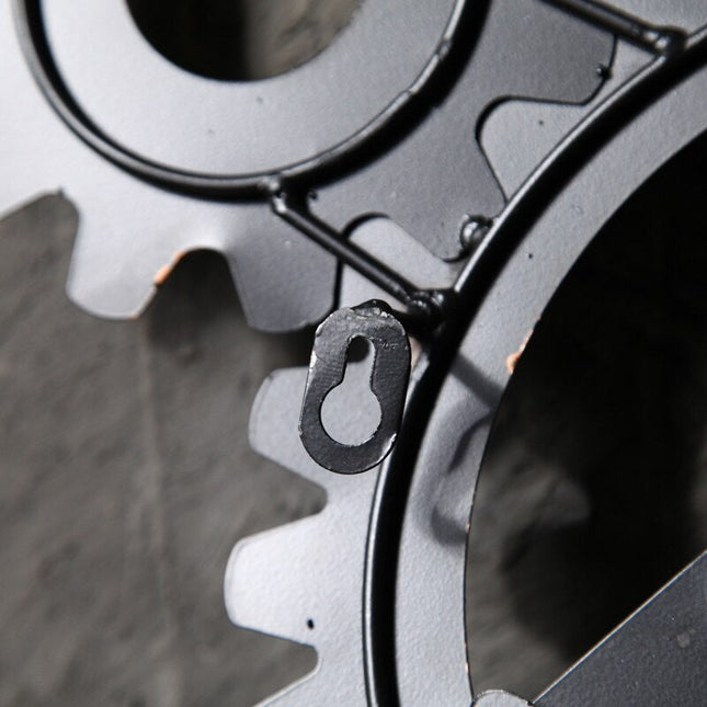 Steampunk-seinäkello näkyvällä koneistolla