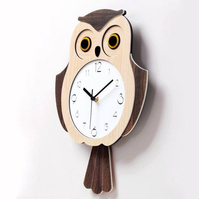 Pöllön muotoinen seinäkello lastenhuoneeseen