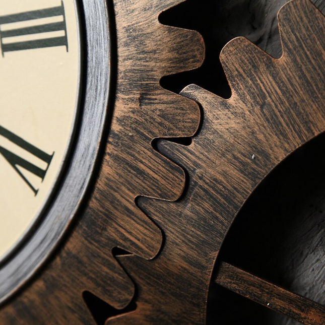 Steampunk-seinäkello näkyvällä koneistolla