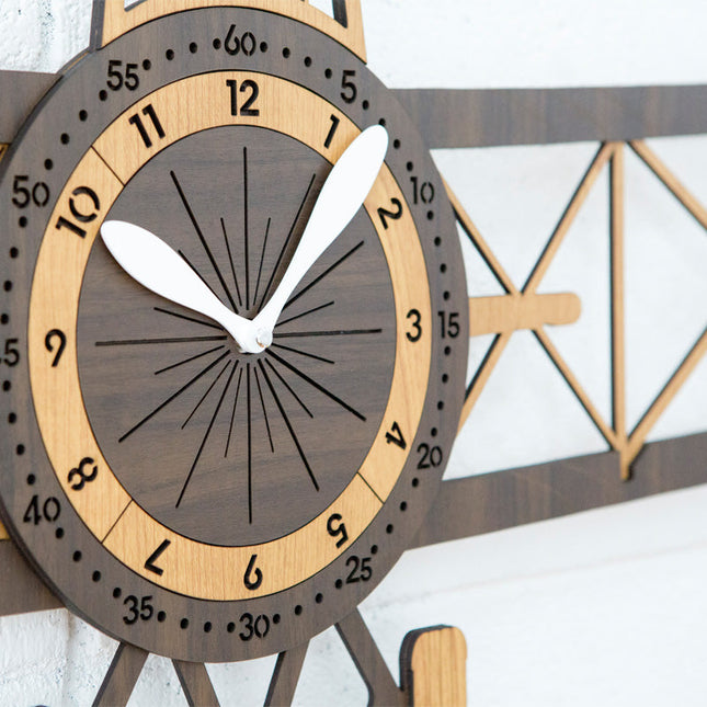 Lentokoneen muotoinen puinen seinäkello