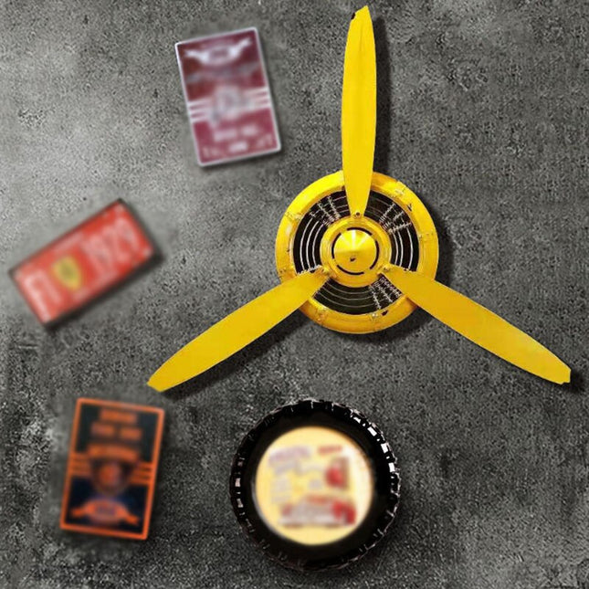 Lentokoneen potkurin muotoinen seinäkello