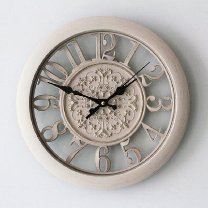 Shabby chic -tyylinen valkoinen seinäkello