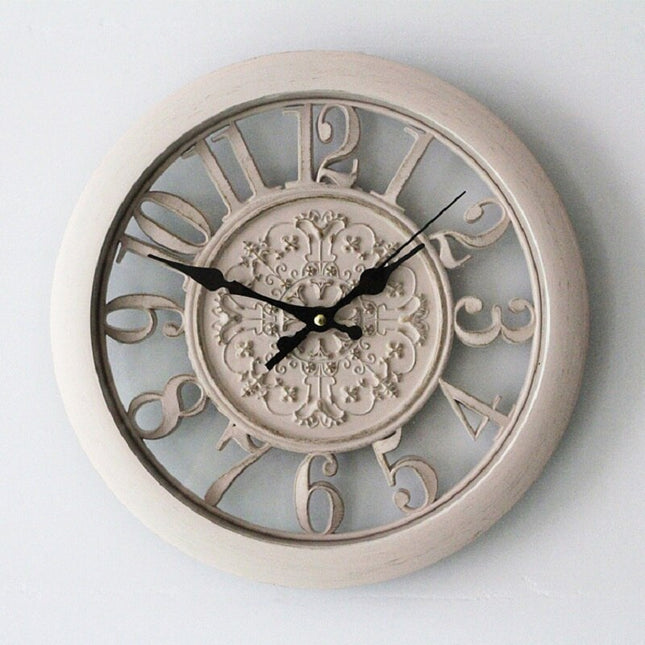 Shabby chic -tyylinen valkoinen seinäkello