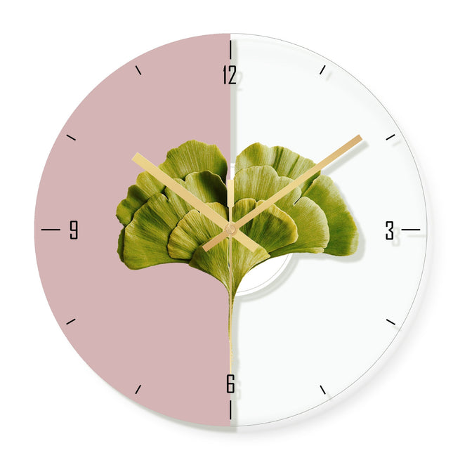Moderni seinäkello kultaisella palmunlehdellä