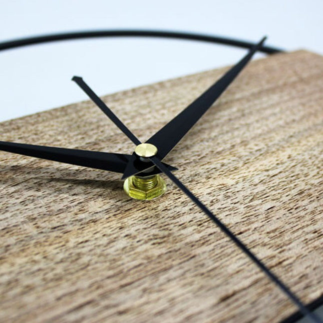 Pohjoismainen seinäkello puulla ja metallirenkaalla