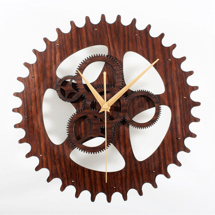 Puinen seinäkello näkyvillä hammasrattailla