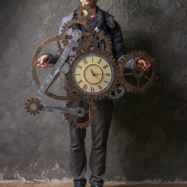Steampunk-seinäkello näkyvällä koneistolla
