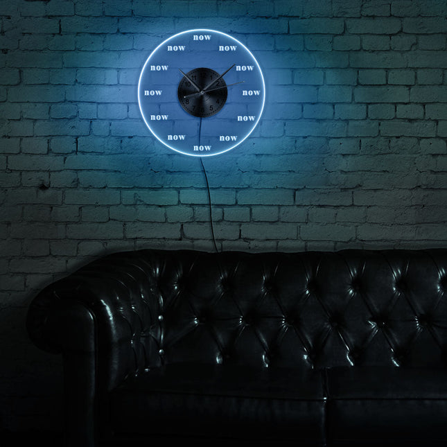 Moderni LED-seinäkello Nyt-tekstillä