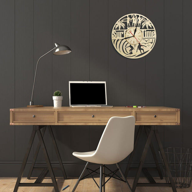 Surffaus-aiheinen puinen seinäkello