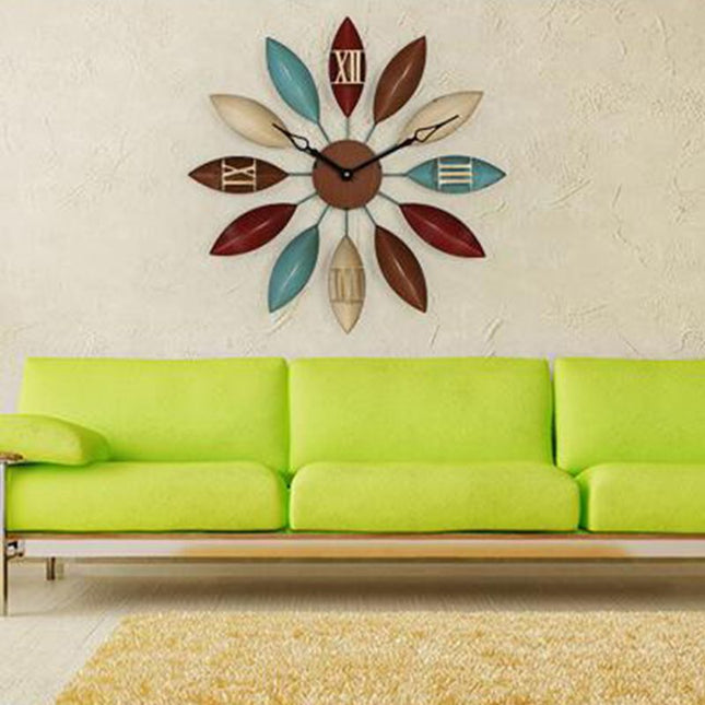 Metallinen seinäkello kukan terälehti design