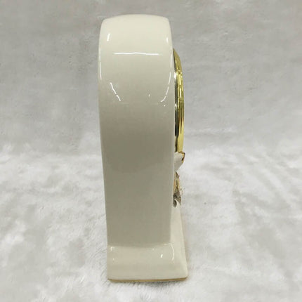 Klassinen valkoinen ja kulta pöytäkello