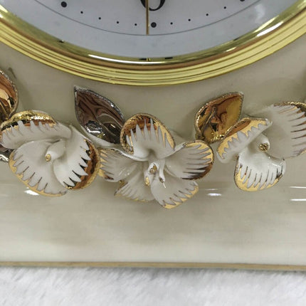 Klassinen valkoinen ja kulta pöytäkello