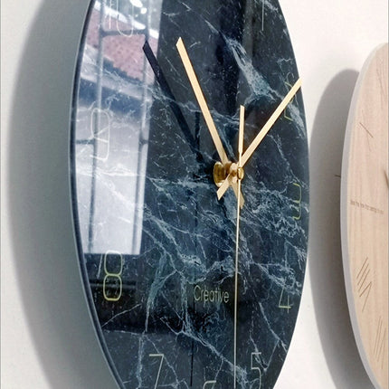 Pyöreä seinäkello sinisellä marmorikuviolla