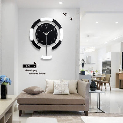 Moderni mustavalkoinen seinäkello heilurilla