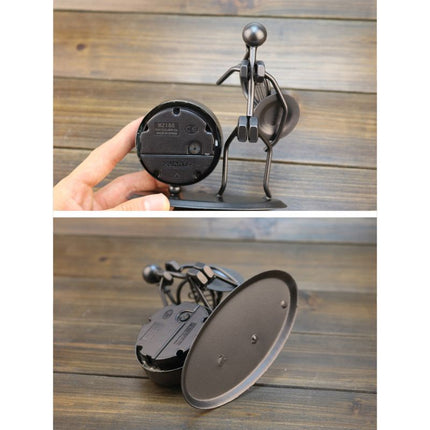 Metallinen hahmo pöytäkello hanuristi