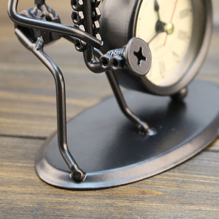 Metallinen hahmo pöytäkello hanuristi