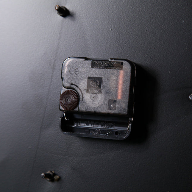 Steampunk-seinäkello näkyvällä koneistolla