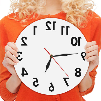 Taaksepäin käyvä hauska seinäkello