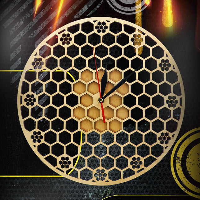 Puinen seinäkello hunajakennokuviolla