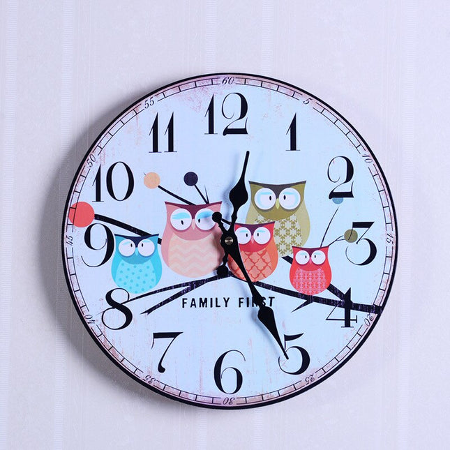 Retro-seinäkello vanhoista rekisterikilvistä