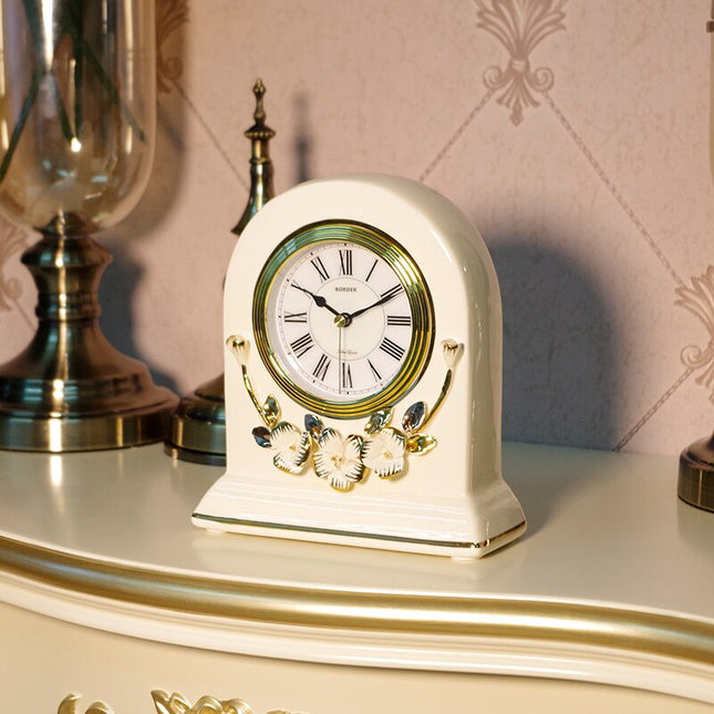 Klassinen valkoinen ja kulta pöytäkello