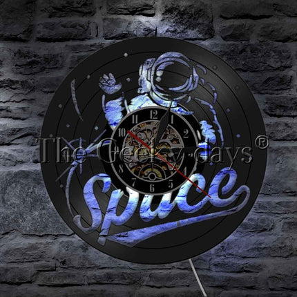 Astronautti-aiheinen vinyylilevy seinäkello