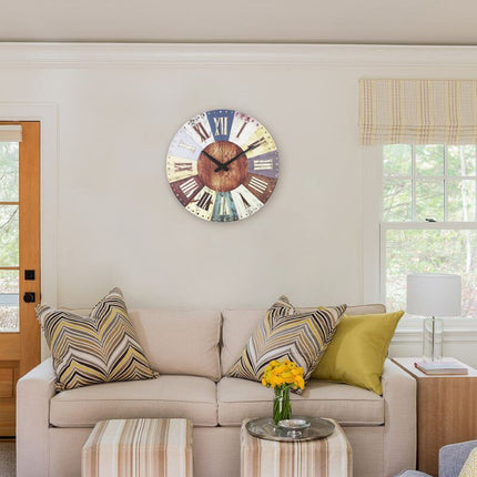 Rustiikkinen seinäkello kuluneella ilmeellä