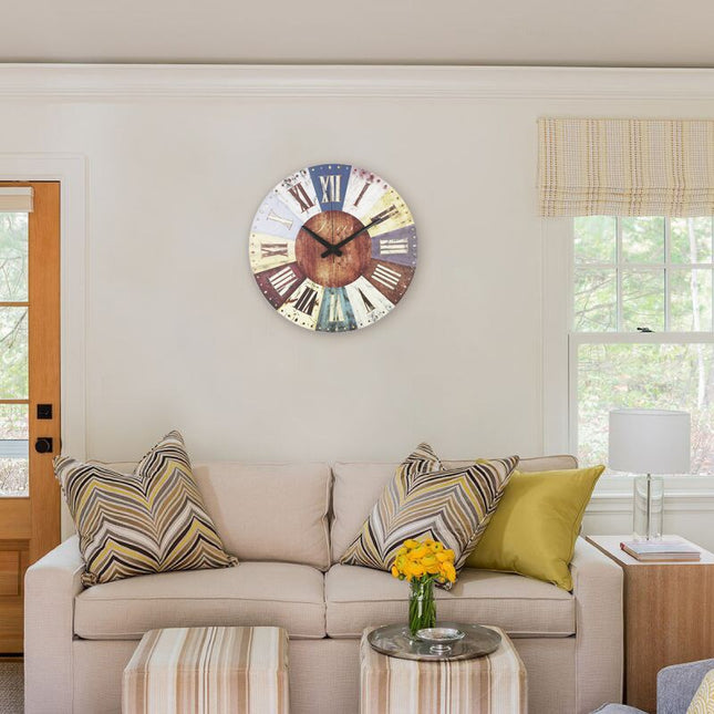 Rustiikkinen seinäkello kuluneella ilmeellä