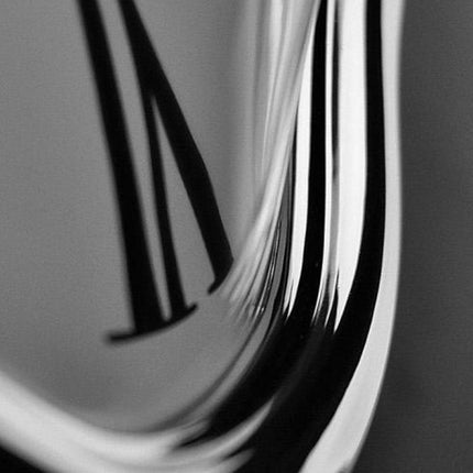 Dalí-tyylinen sulava kello hyllylle