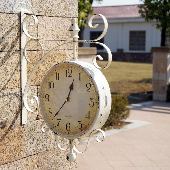 Kaksipuolinen vintage aseman seinäkello