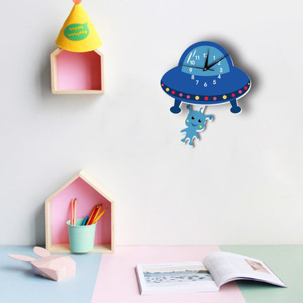 Lasten seinäkello heiluvalla avaruusoliolla