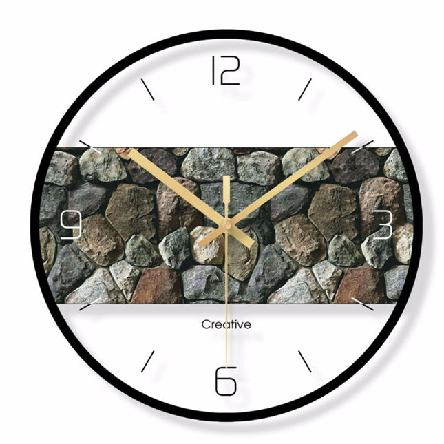 Skandinaavinen seinäkello modernilla puupaneelilla